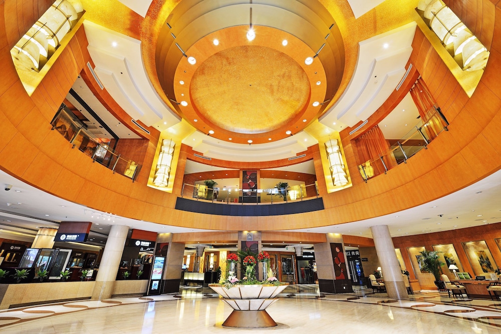 Lobby at Luxemon Xinjiang Hongfu Hotel, URUMQI