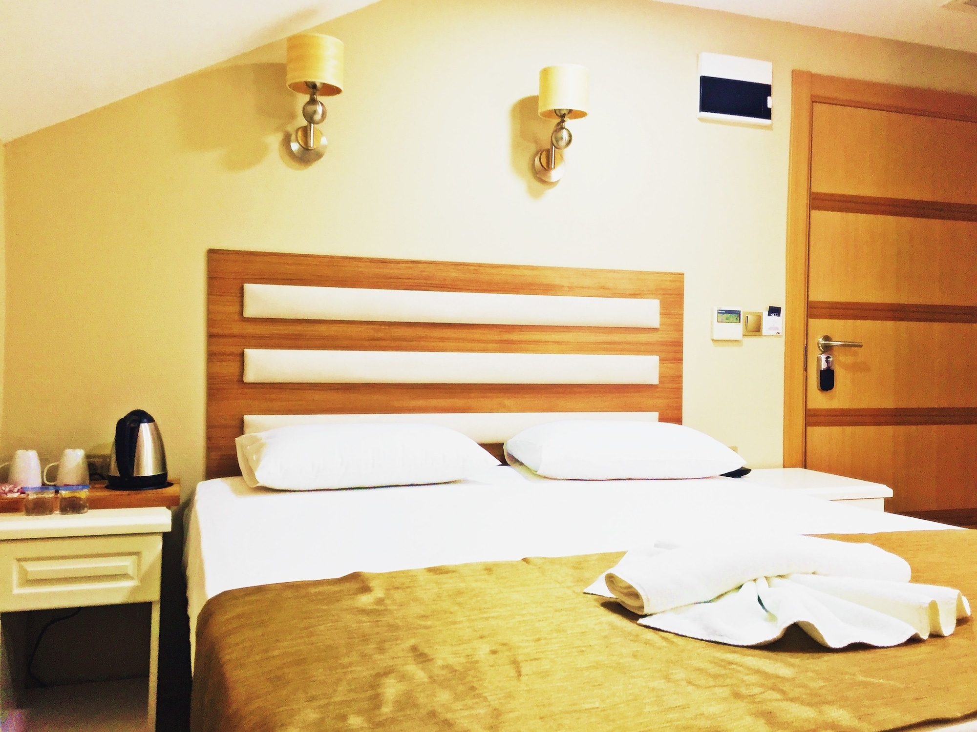 STANDARD, SINGLE, PARTIAL SEA VIEW