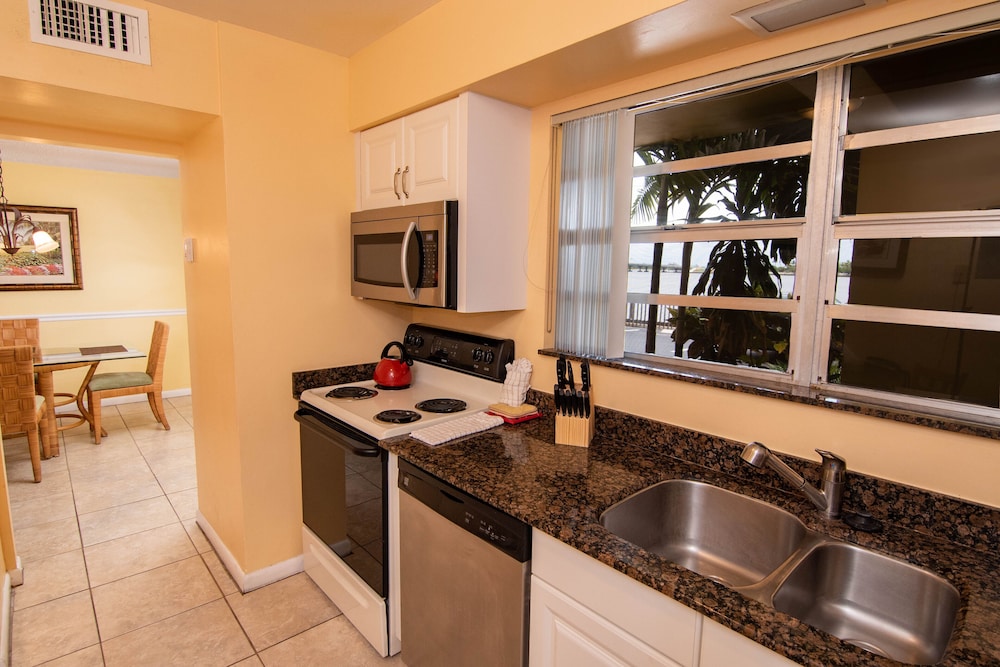 PALM BEACH WATERFRONT SUITES 36/67