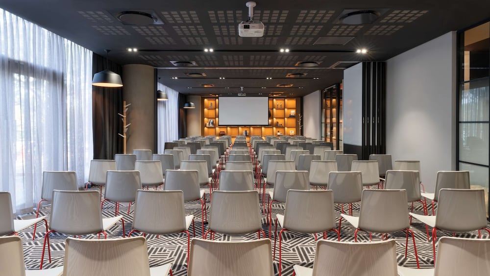 Radisson RED Hotel, Johannesburg Rosebank 66/75