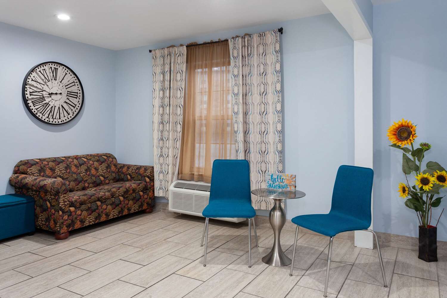 Days Inn & Suites by Wyndham Sellersburg 24/32