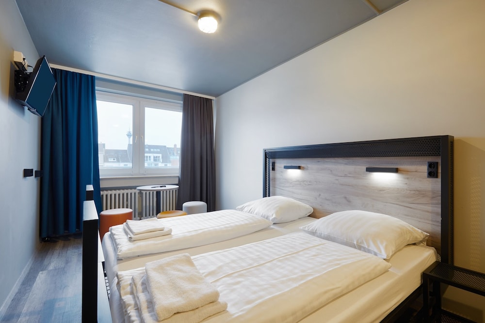 ROOM, SINGLE, TWIN BEDS