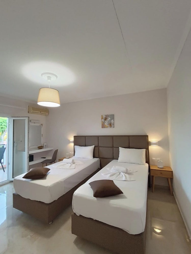 Roussas Studios and Apartments 13/41