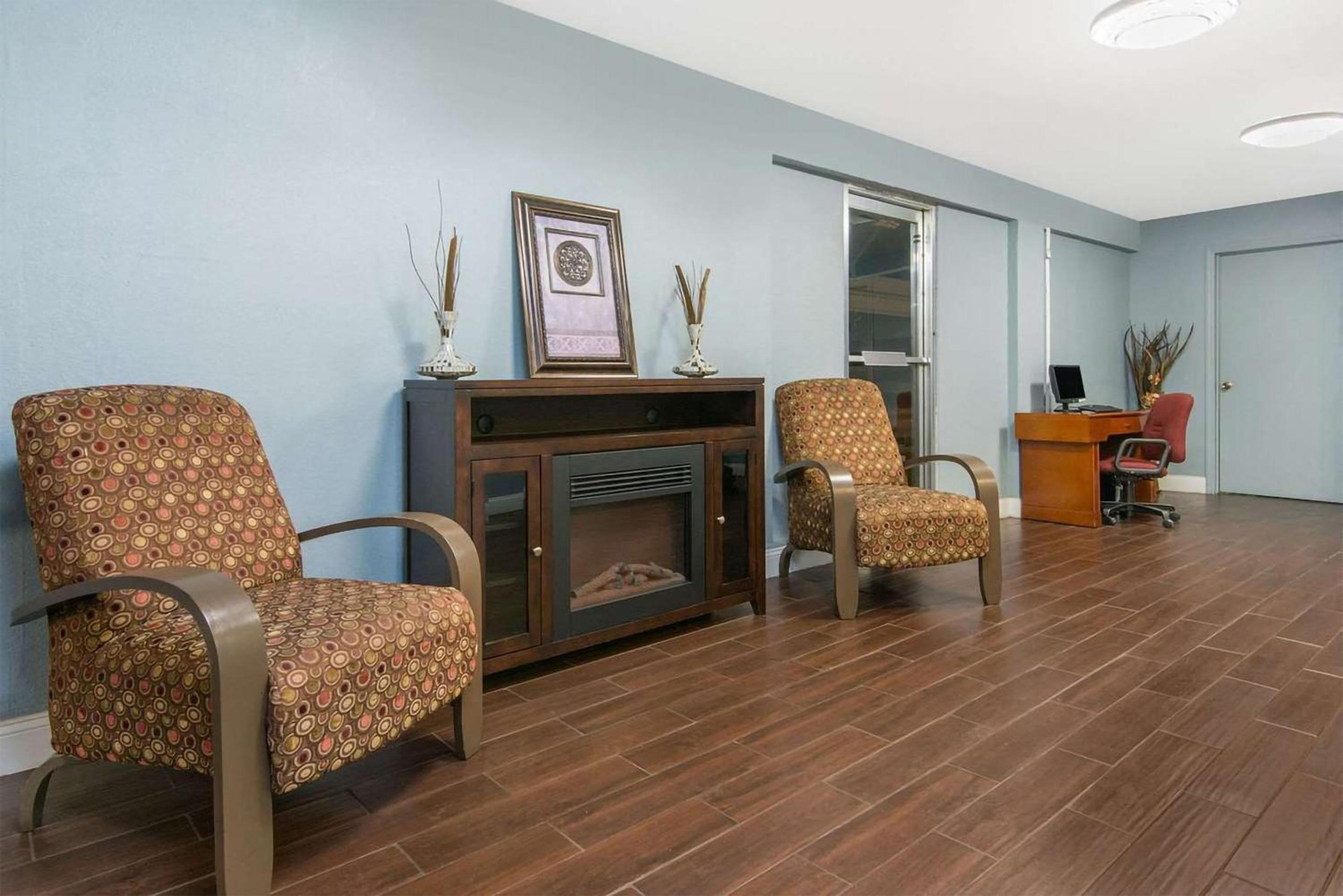 Sky-Palace Inn & Suites Wichita East 4/30