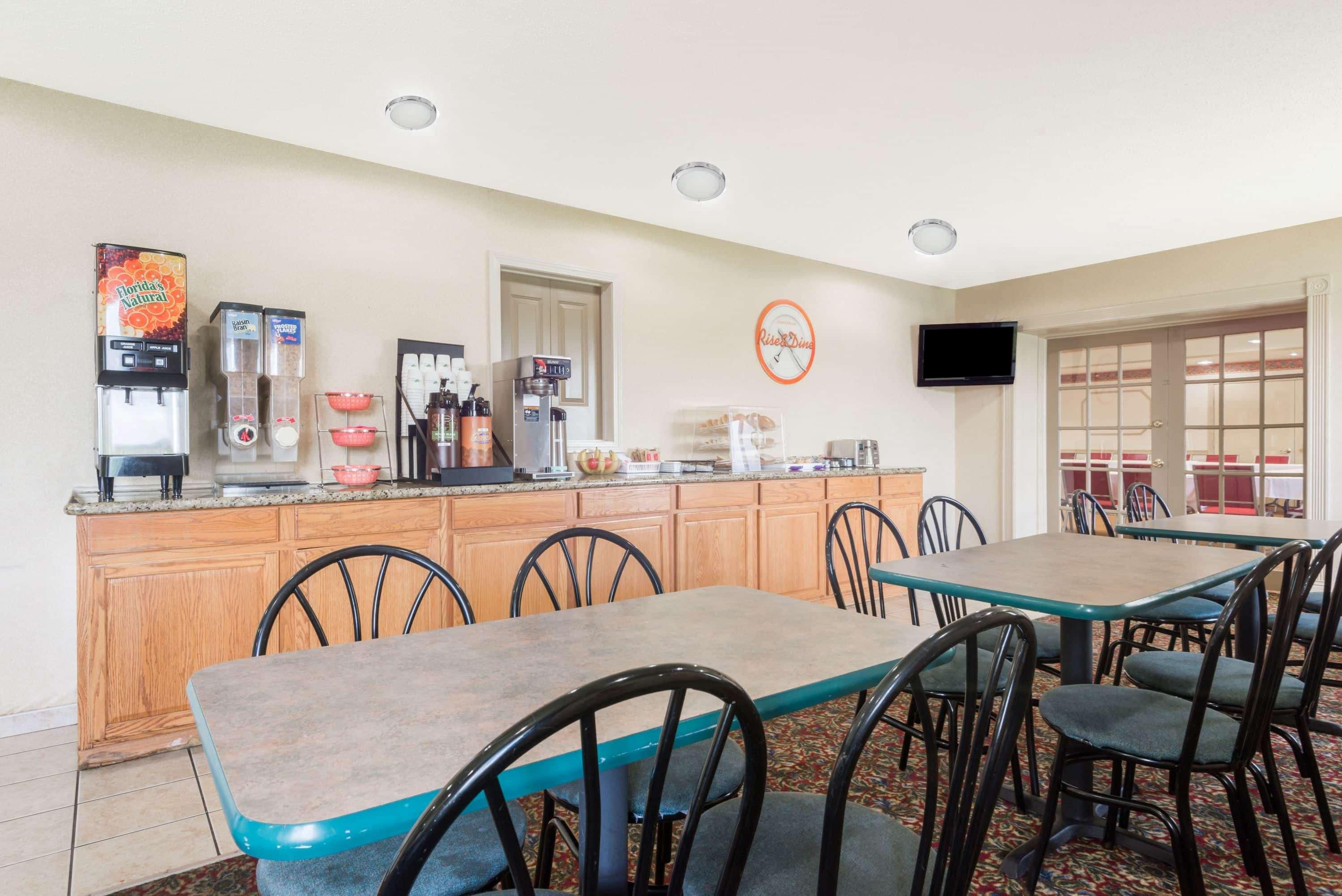 Howard Johnson By Wyndham Springfield 24/31