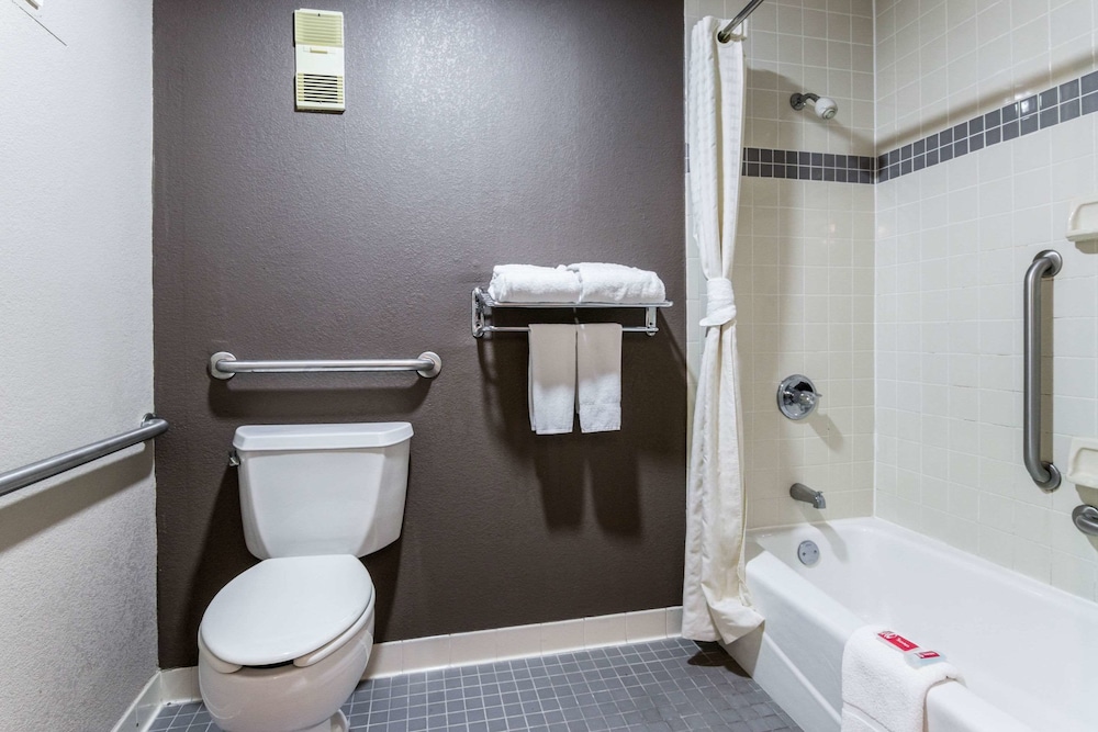 غرفة بسرير كينج لذوي الإعاقة، Econo Lodge Gainesville Downtown Area 3/4