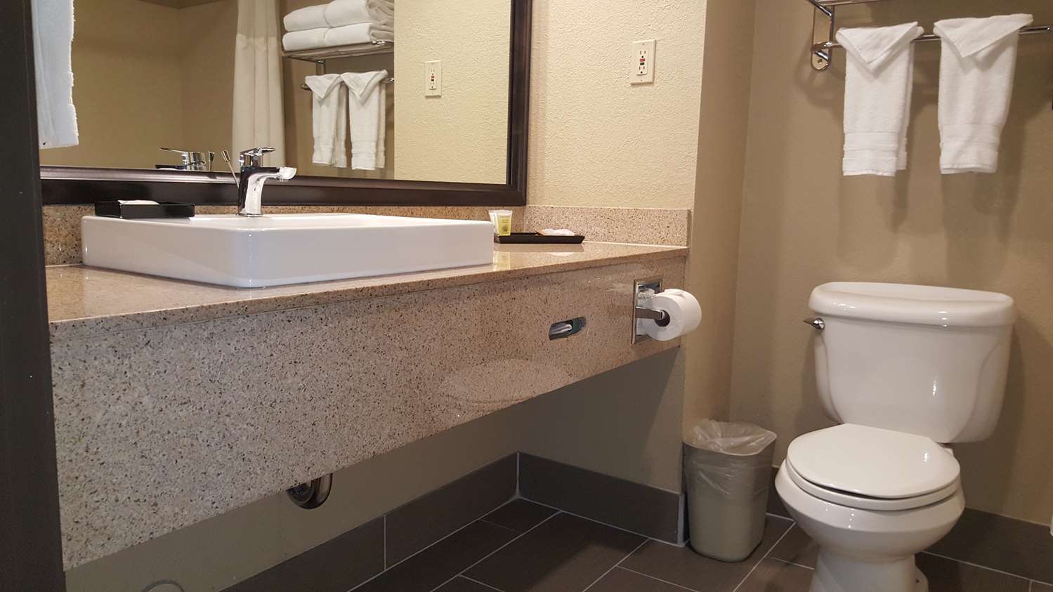 Airport Inn and Suites 27/28