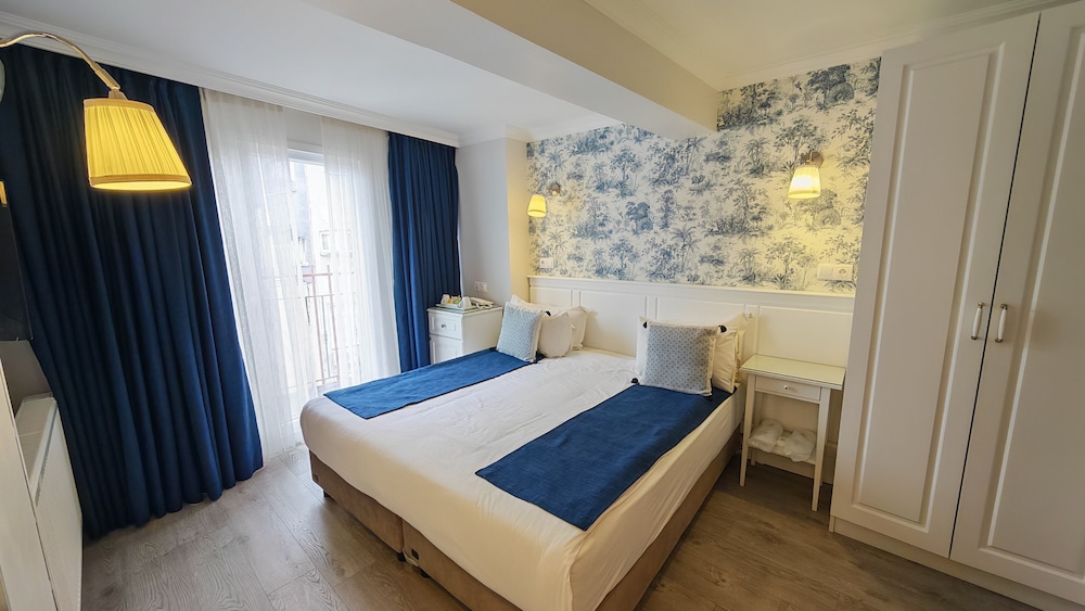 ROOM, DOUBLE OR TWIN BED