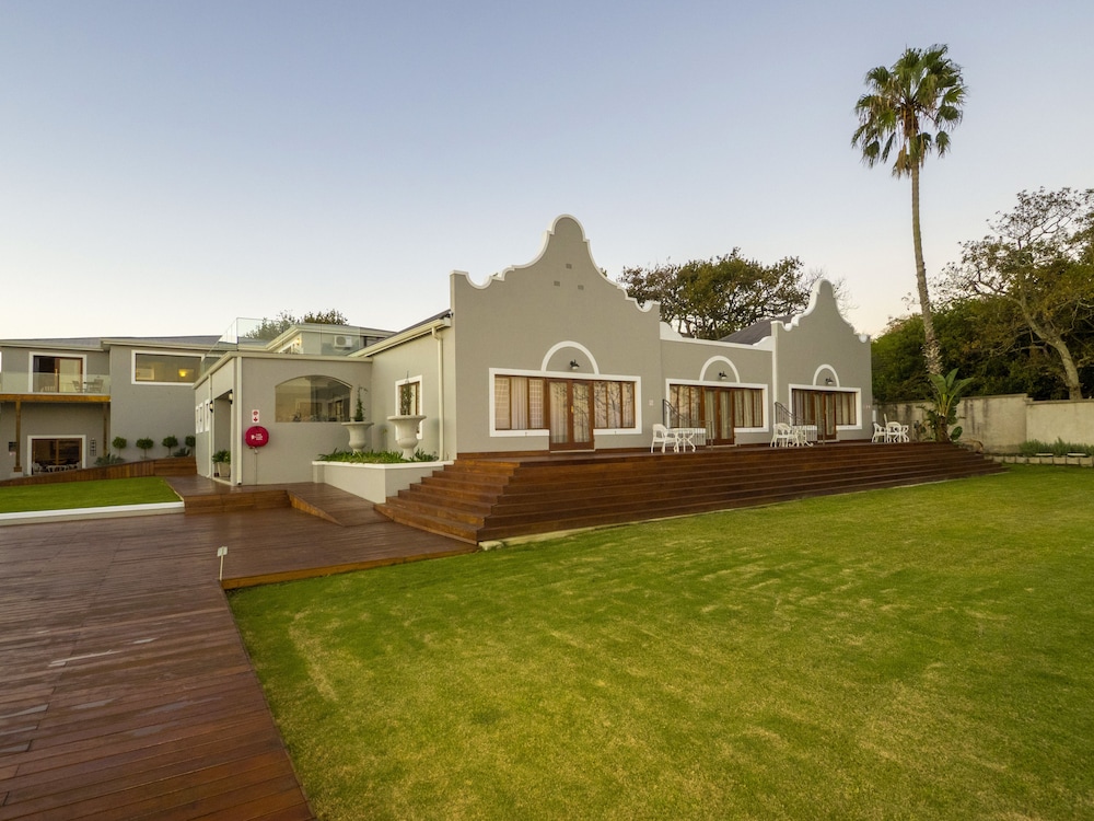 Madison Manor Boutique Hotel 65/72