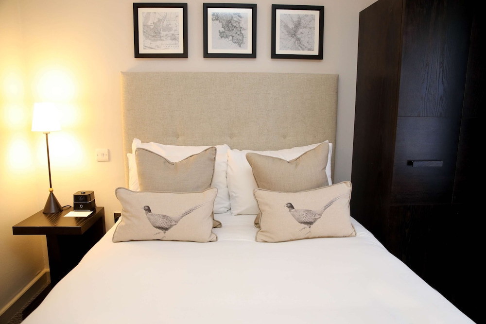 De Vere Latimer Estate 16/50