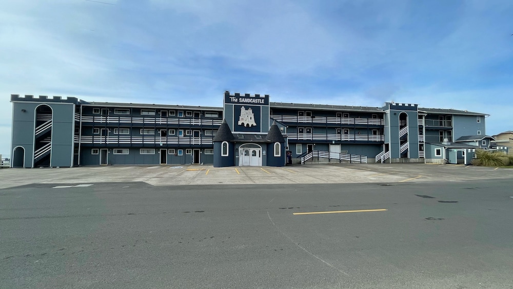 Sandcastle Beachfront Motel 3/40