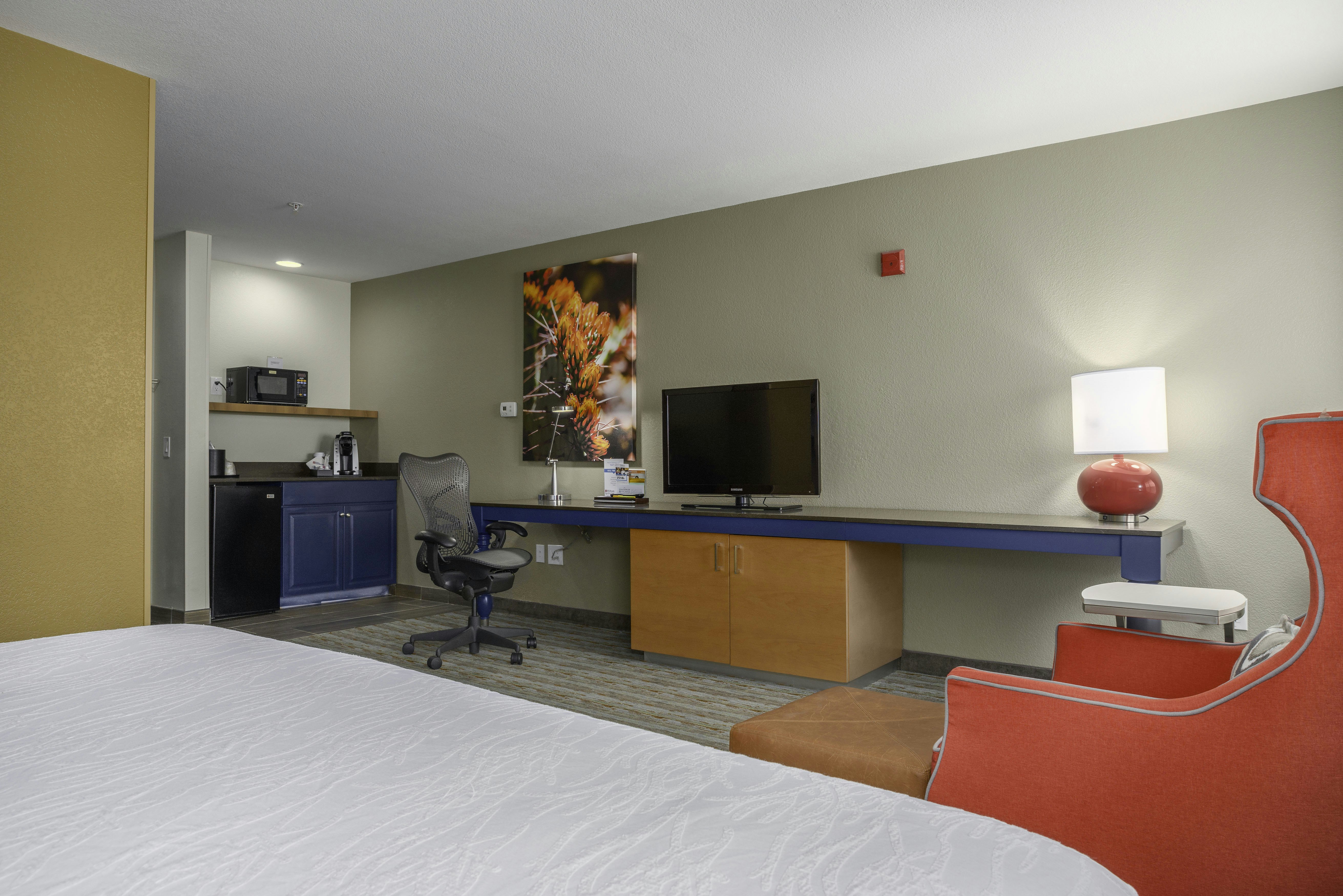 غرفة ديلوكس بسرير كينج، Hilton Garden Inn Phoenix Airport 3/4