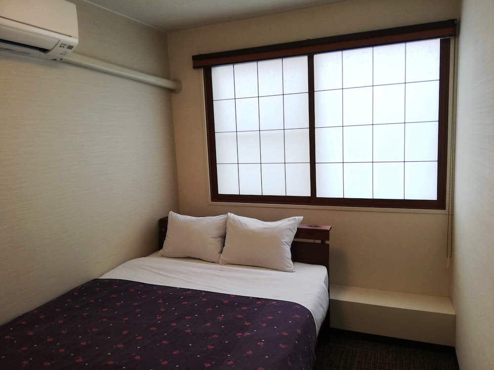 BUDGET, DOUBLE BED, SHARED BATHROOM