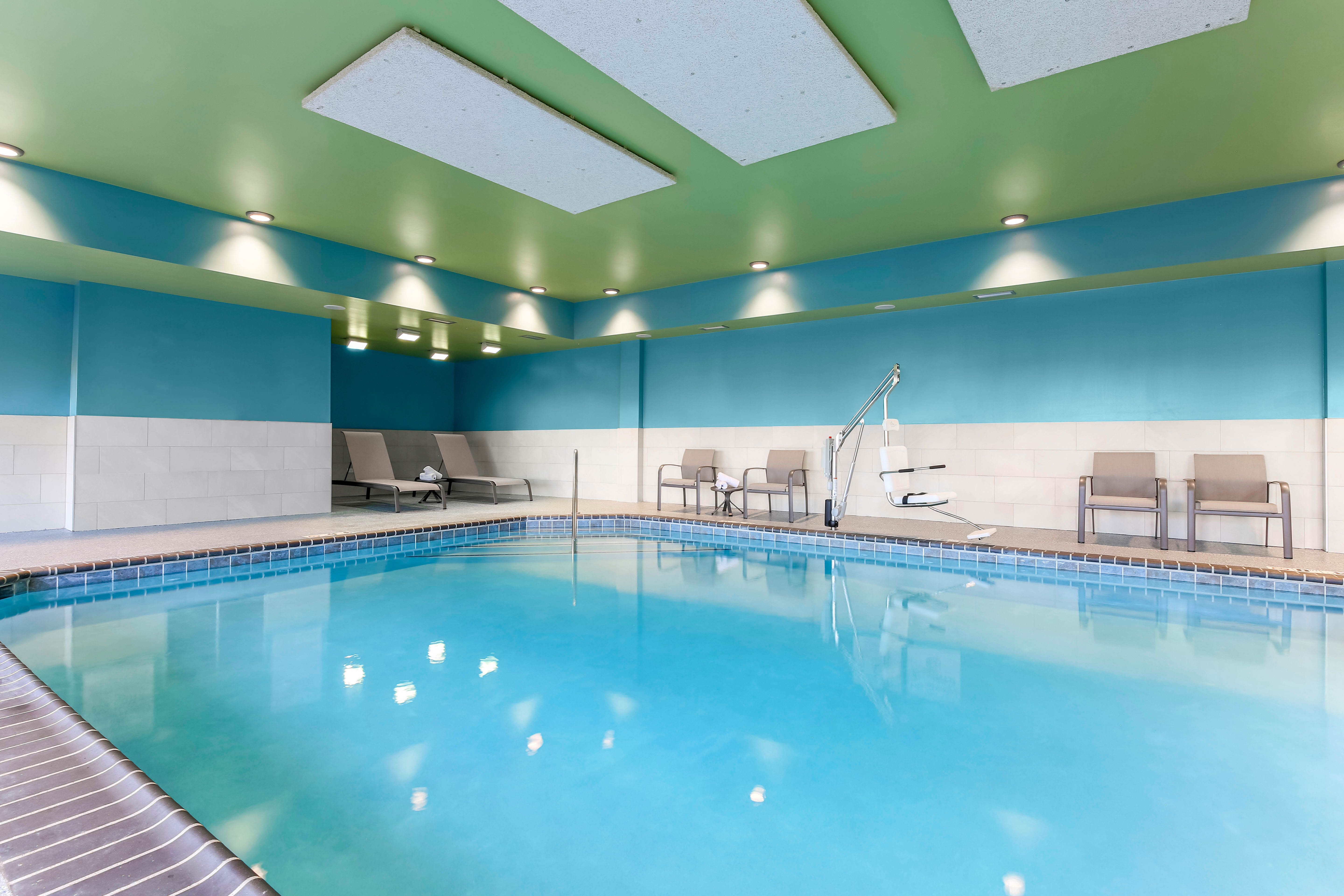 Holiday Inn Express & Suites Chicago O'hare Airport 34/60
