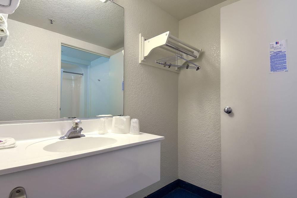 Beach Side Inn Anaheim 24/24