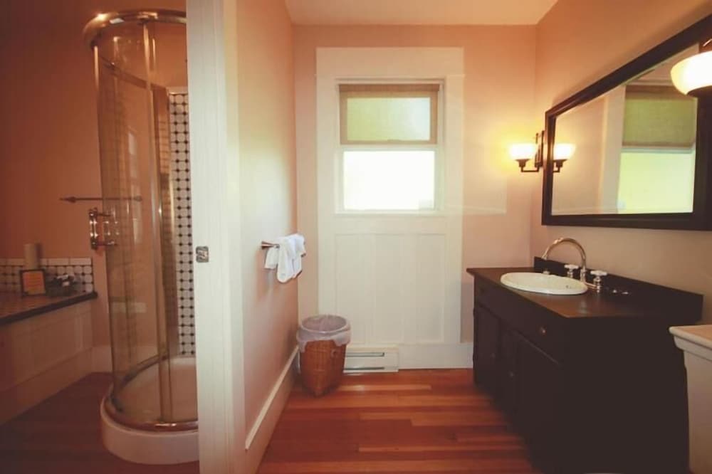 Spinnakers Brew Pub Guest Houses 57/58
