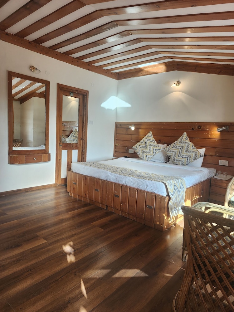 DELUXE, DOUBLE BED