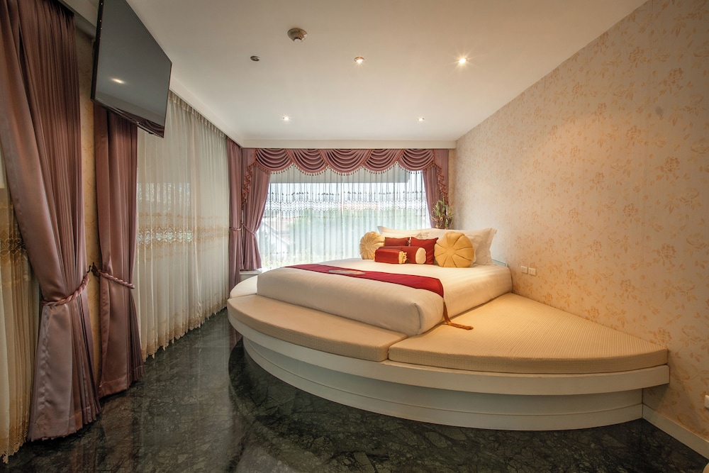 2 Bedrooms, Grand, Residence, Suite, Twin Beds, King Bed, Sofa، Kodchasri Thani Hotel Chiangmai 4/9