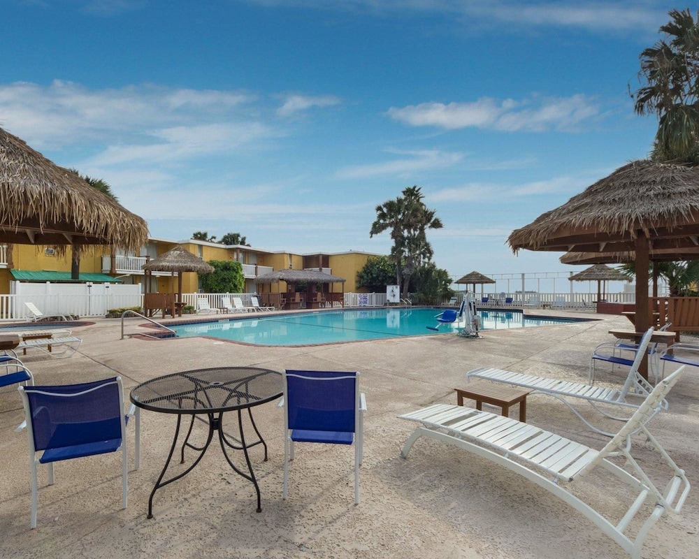 Quality Inn & Suites Corpus Christi Beachside 32/39