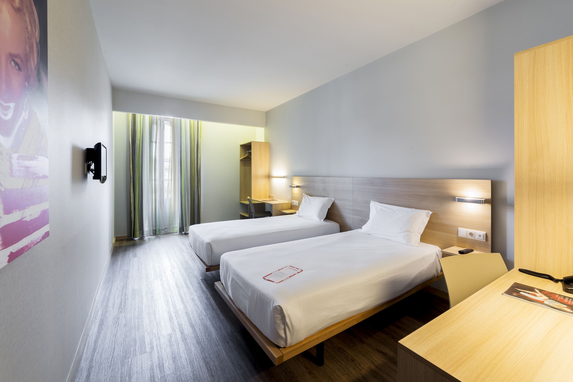 City, Twin Beds