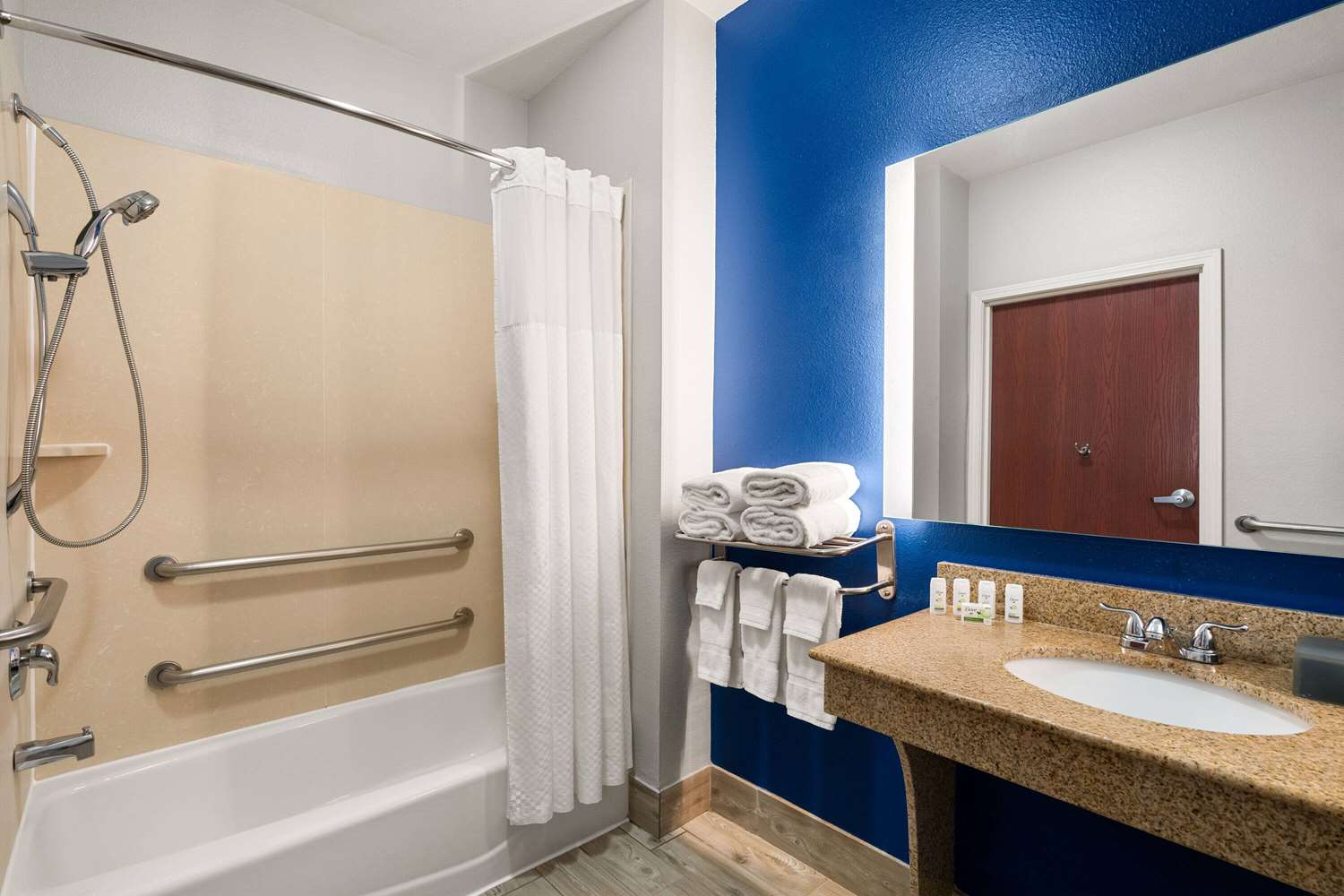 La Quinta Inn & Suites by Wyndham Denton - University Drive 39/41