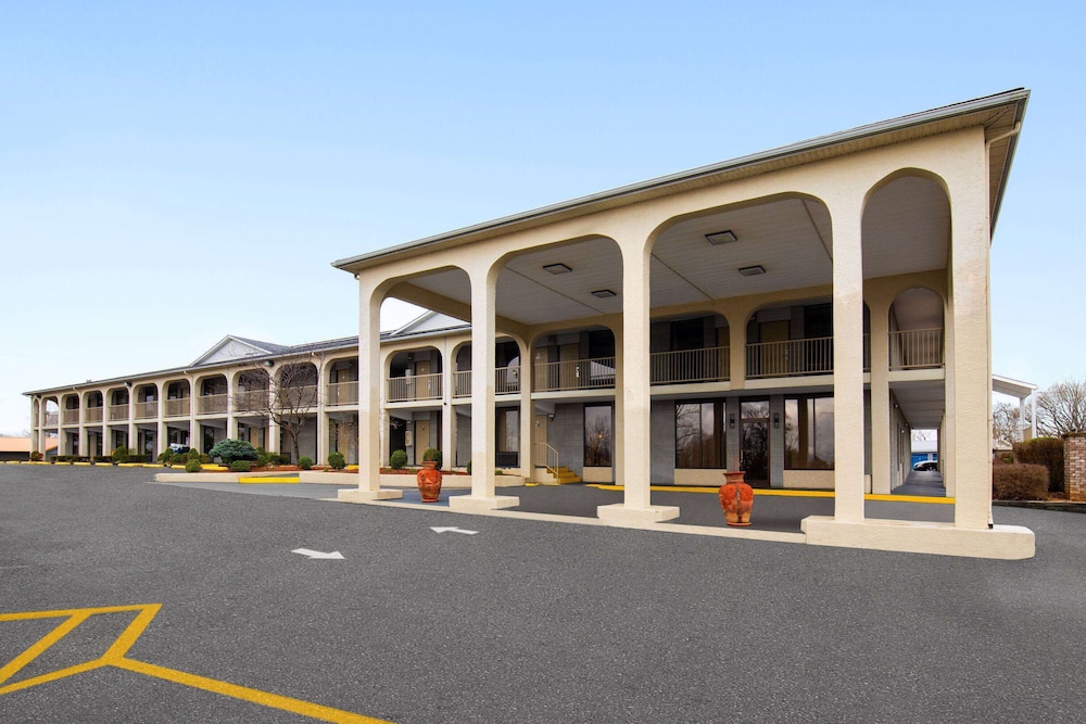 Days Inn by Wyndham Columbia Kentucky 48/52