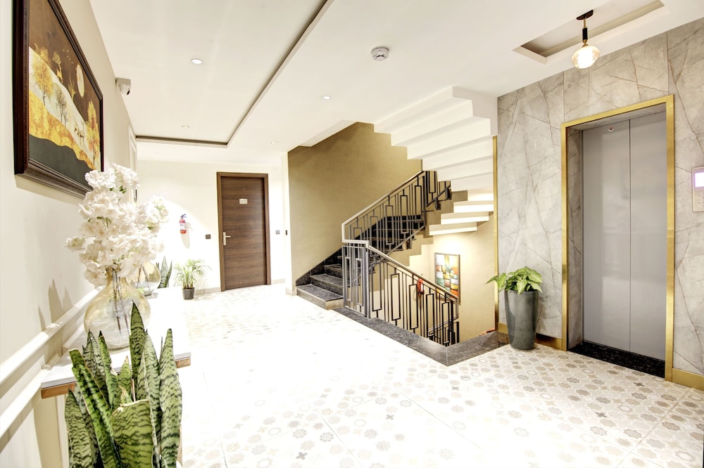 Saltstayz Premier - Cyber Hub in GURGAON