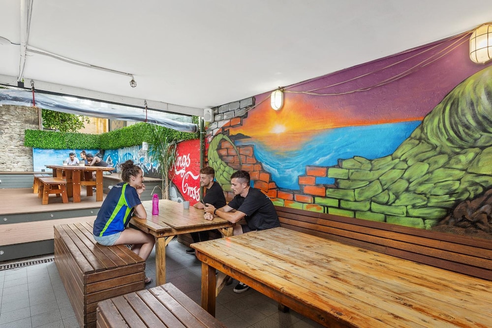 Summer House Backpackers 15/28