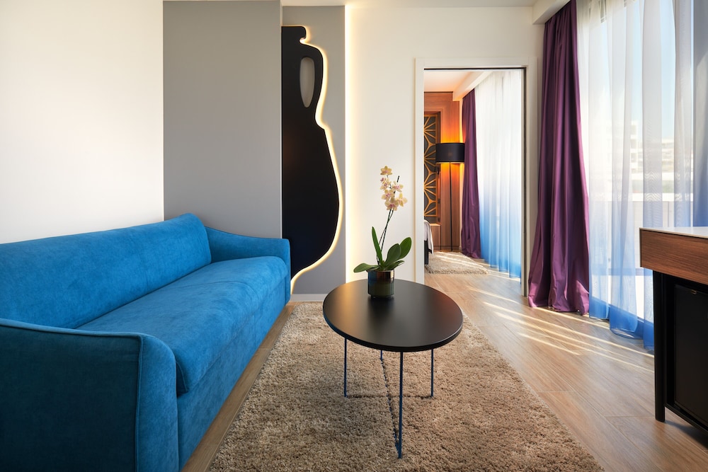 Amphora Hotel 56/80