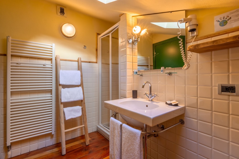 Shatush Hotel 46/50
