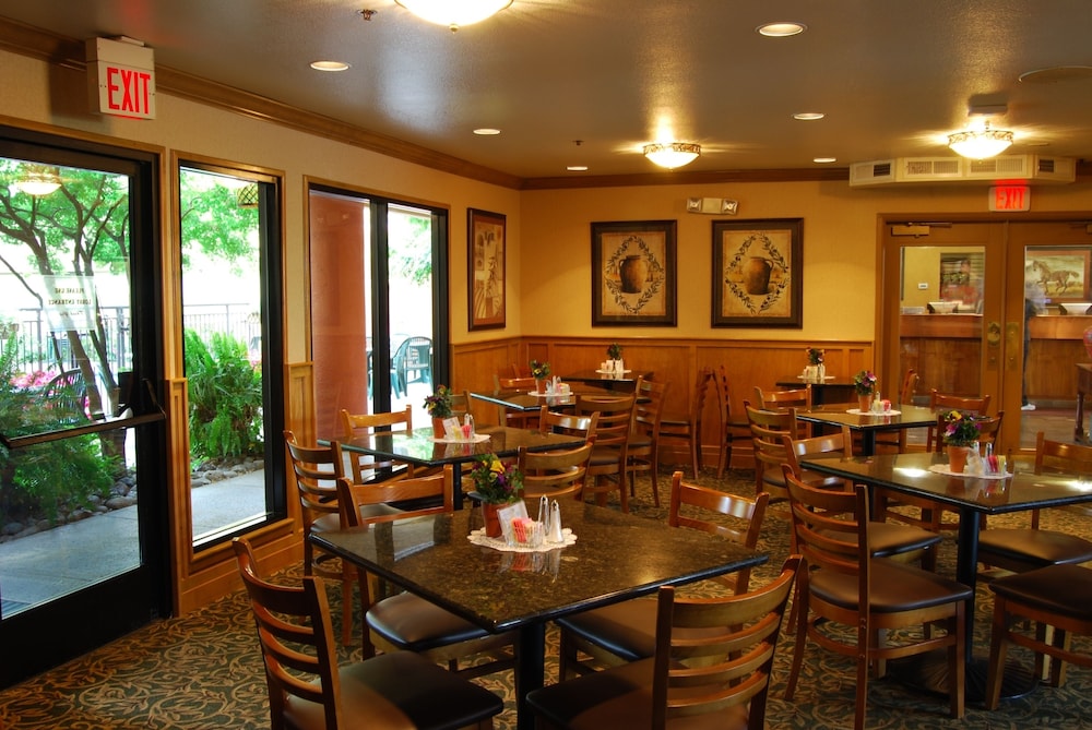 Oxford Suites Redding 49/64