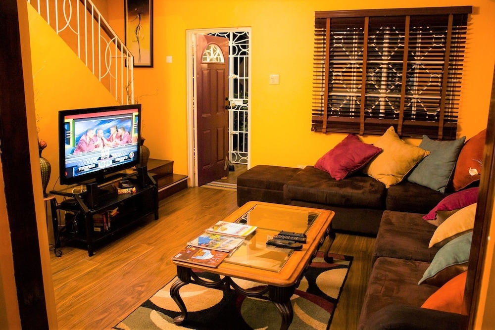 New Kingston Guest Apt At The Stadium photo5