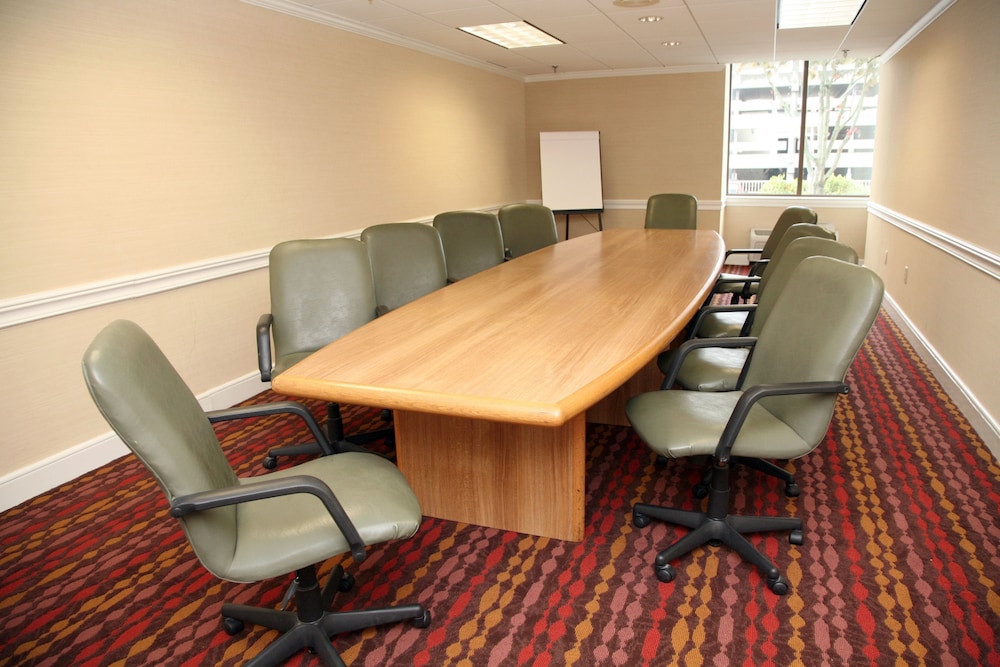 HOLIDAY INN NEW LONDON - MYSTIC AREA 41/59
