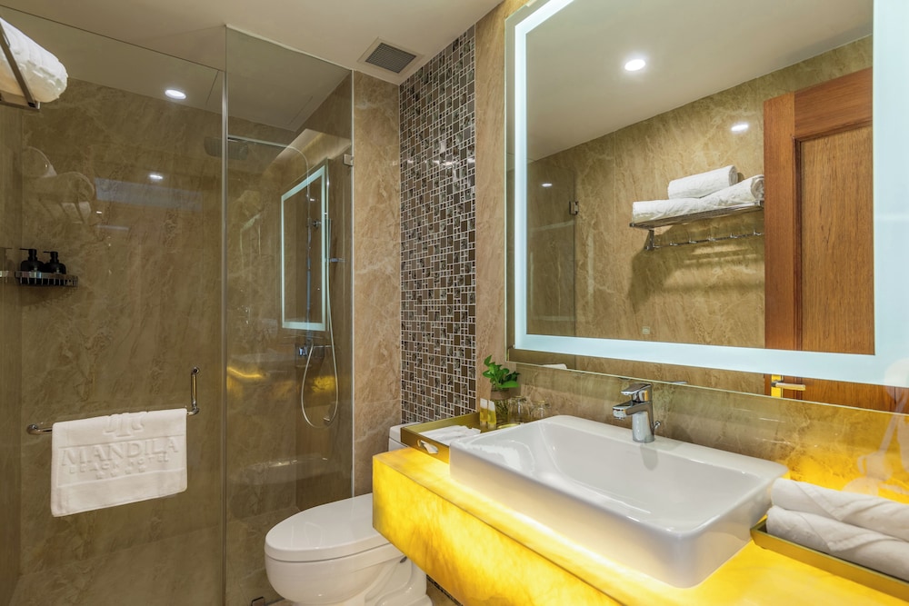 غرفة كلاسيكية بسريرين مزدوجين بإطلالة جزئية على البحر، Mandila Beach Hotel Danang 4/4