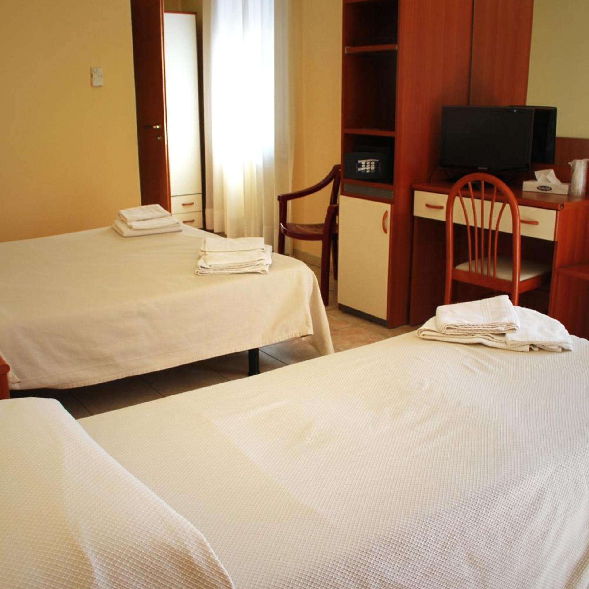 غرفة ثلاثية، Hotel Mary 4/5