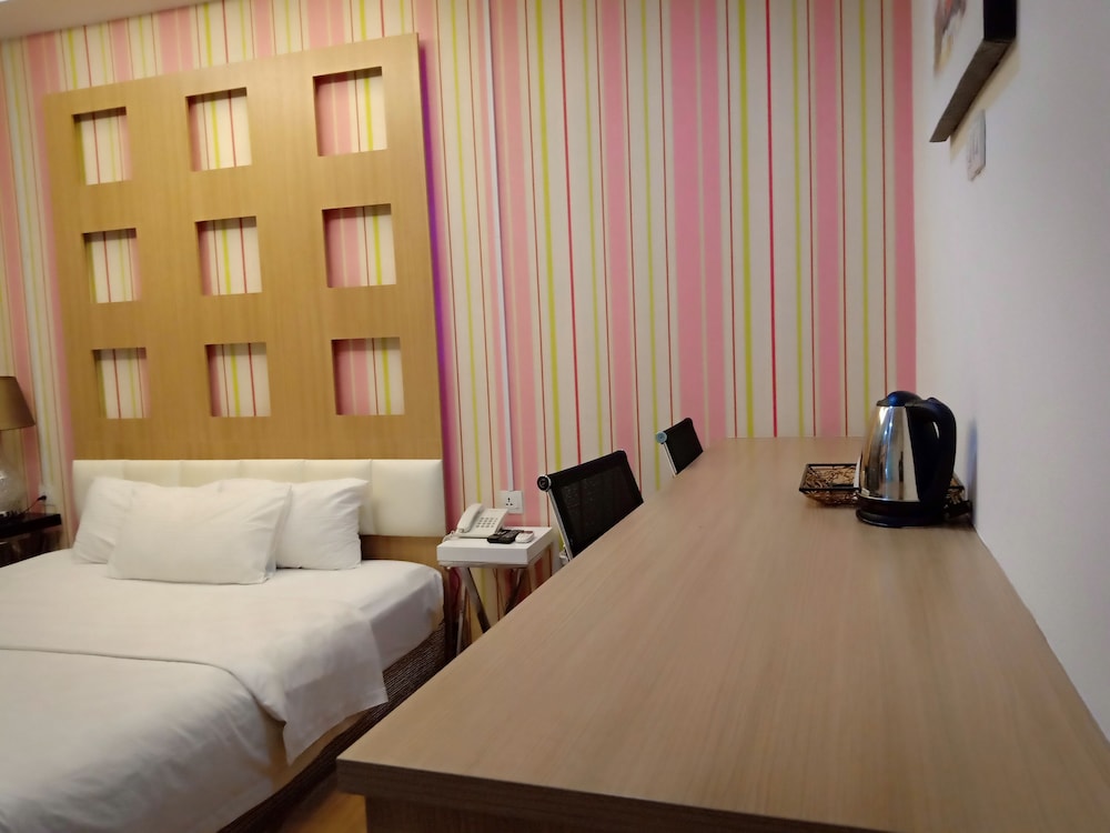 D' Hotel 13/23