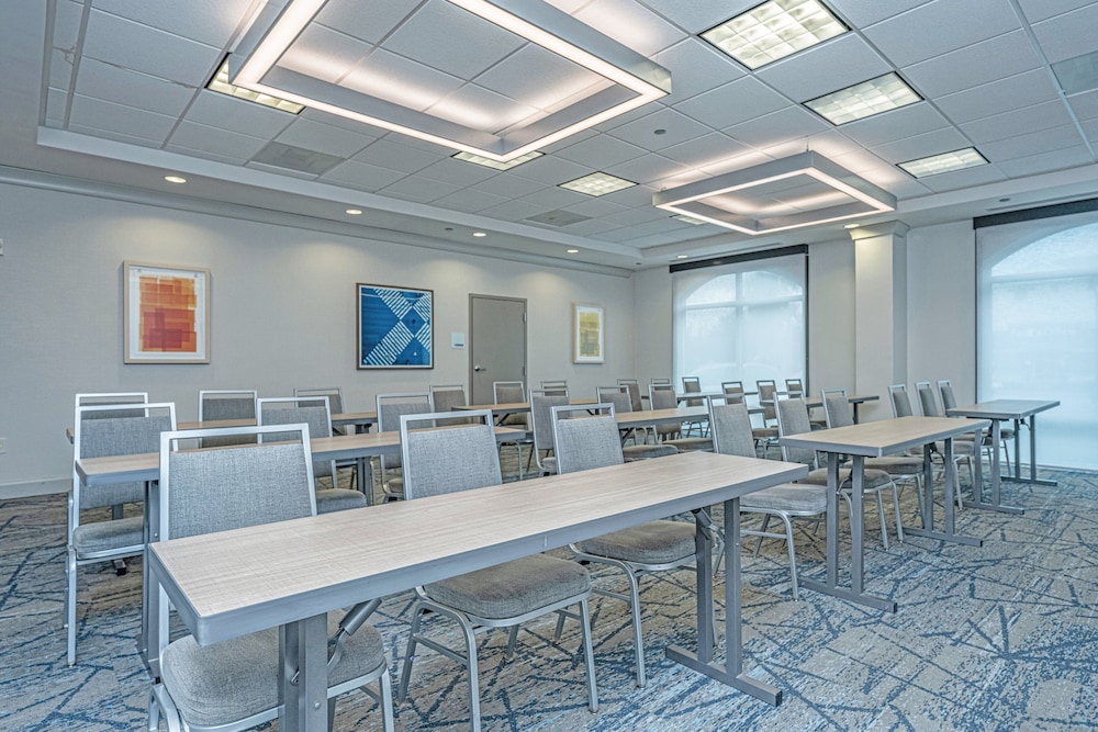 Holiday Inn Express Hotel And Suites Charleston Arpt Conv Ctr Area 59/67