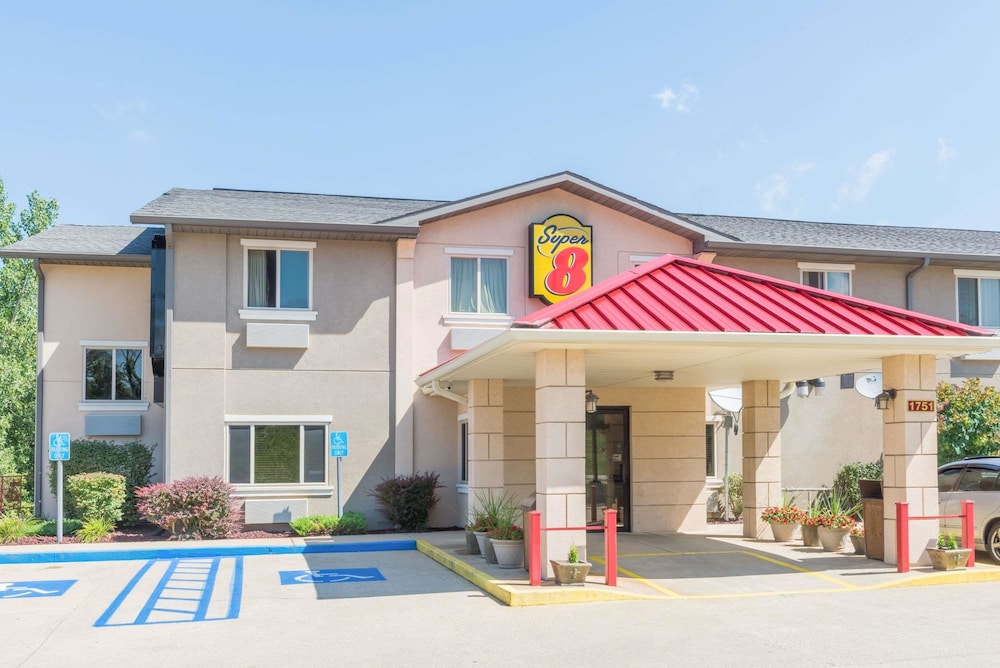 Super 8 by Wyndham Bloomington University Area 1/41