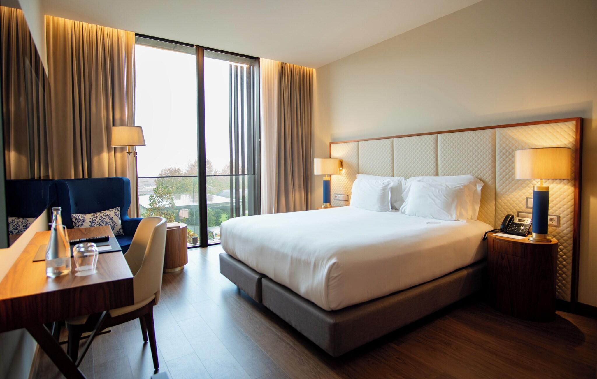 Deluxe, Double Bed, Boeira Garden Hotel Porto Gaia, Curio Collection by Hilton 3/4