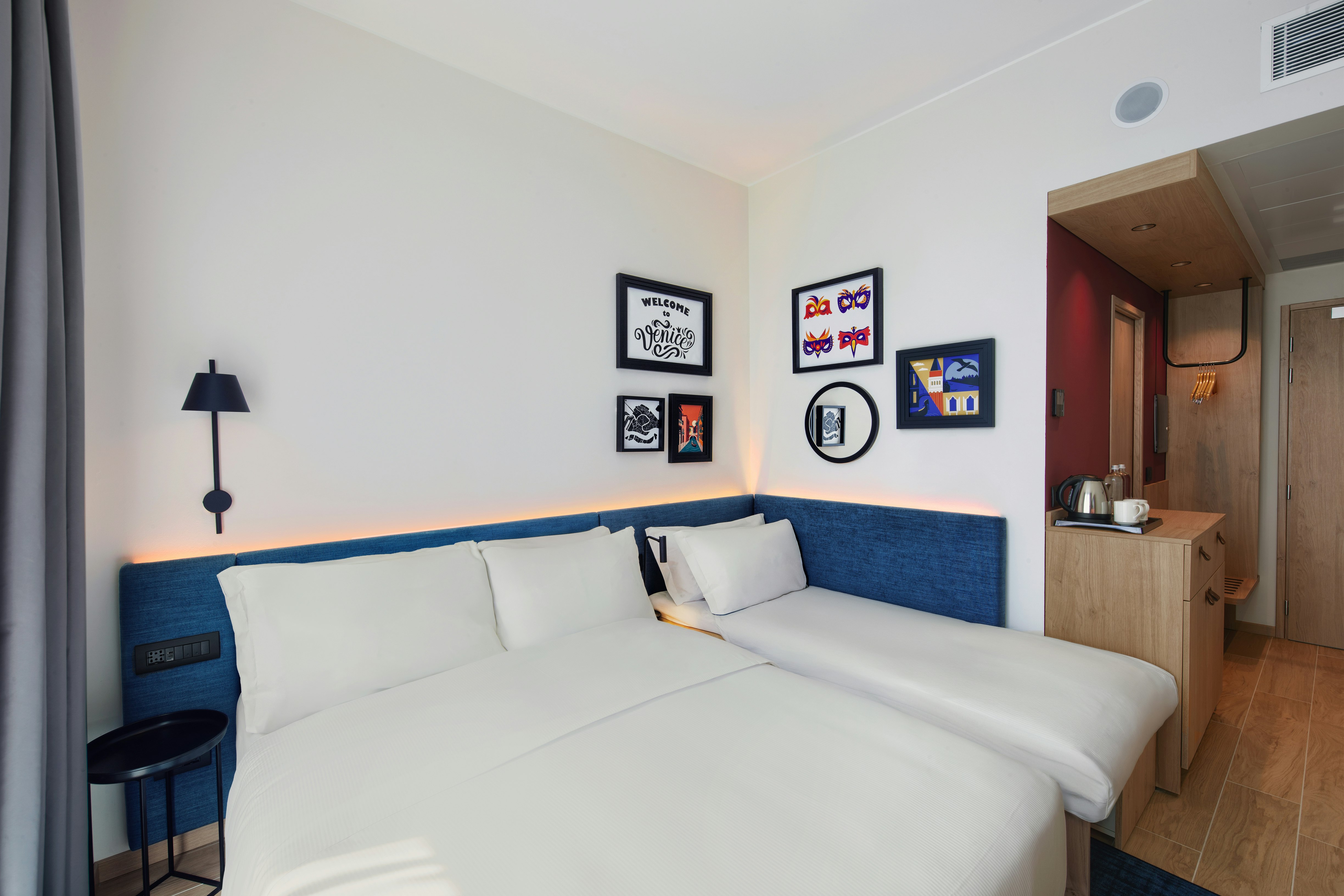 ROOM, QUEEN BED, SOFA