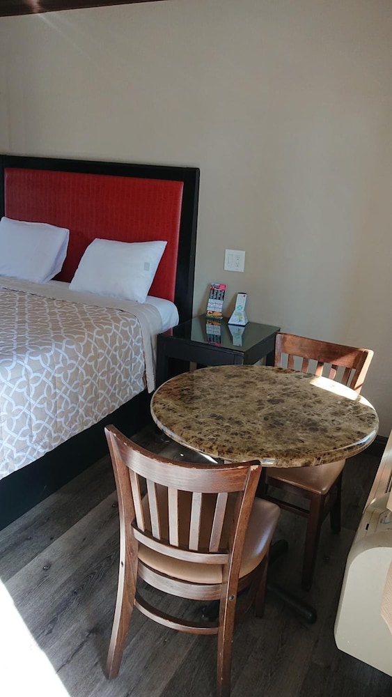 Santa Ana Travel Inn 35/40