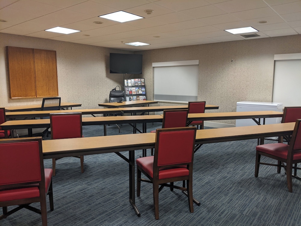Holiday Inn Express & Suites Claypool Hill (Richlands Area) 60/63