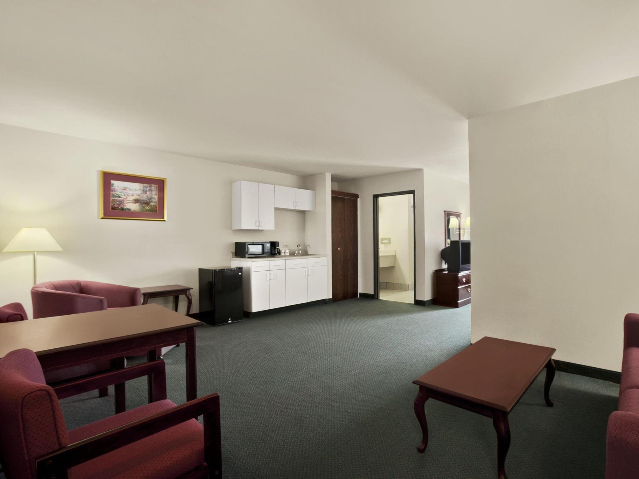 Days Inn & Suites By Wyndham Romeoville 21/26