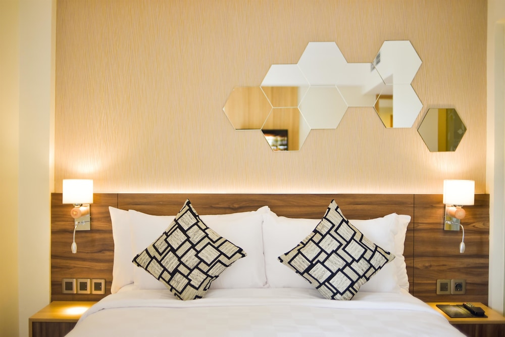 Golden Tulip Essential 18/50