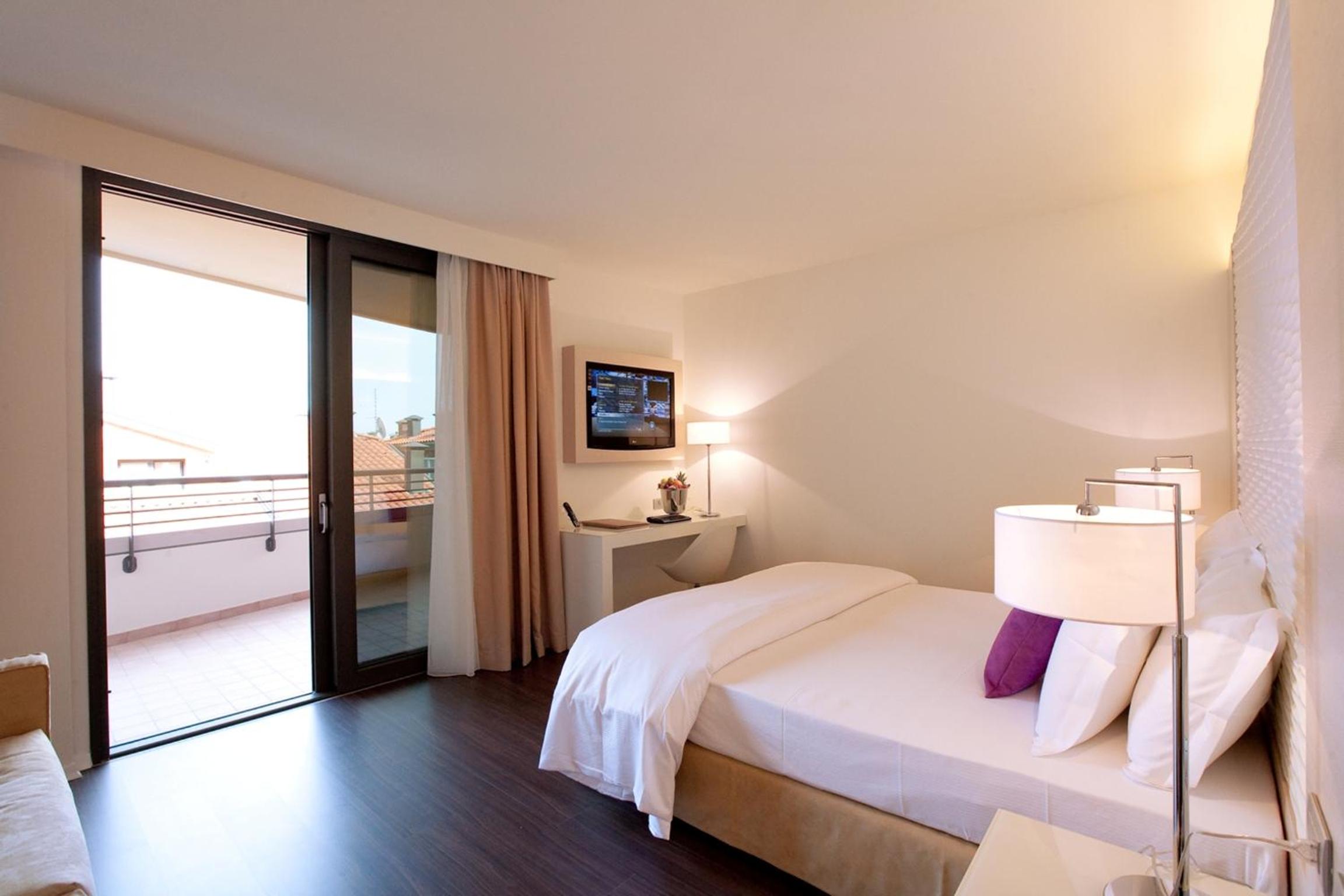 Superior, Double Bed, Lateral Side Sea View، LAGUNA PALACE HOTEL 2/9