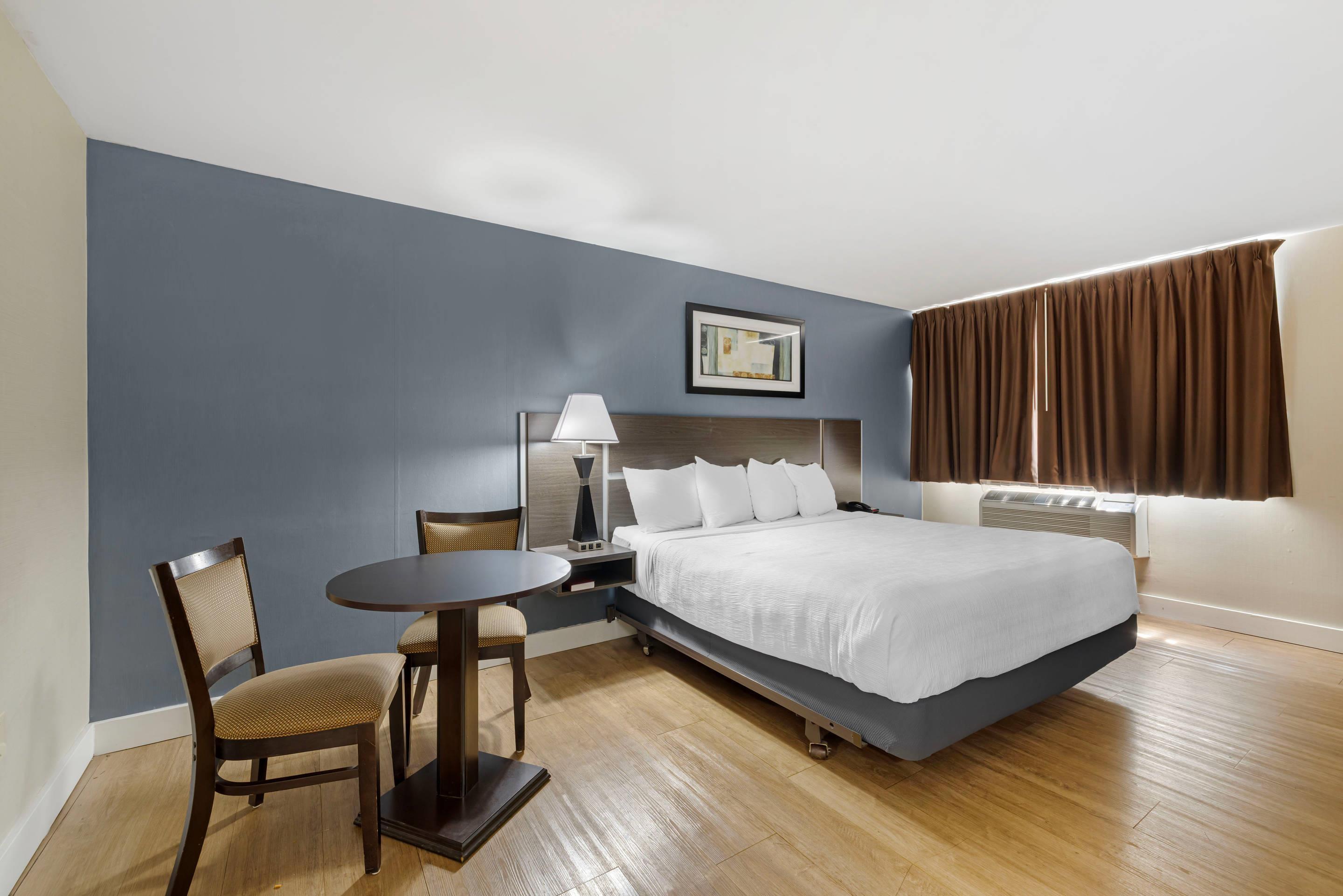 ROOM, KING BED