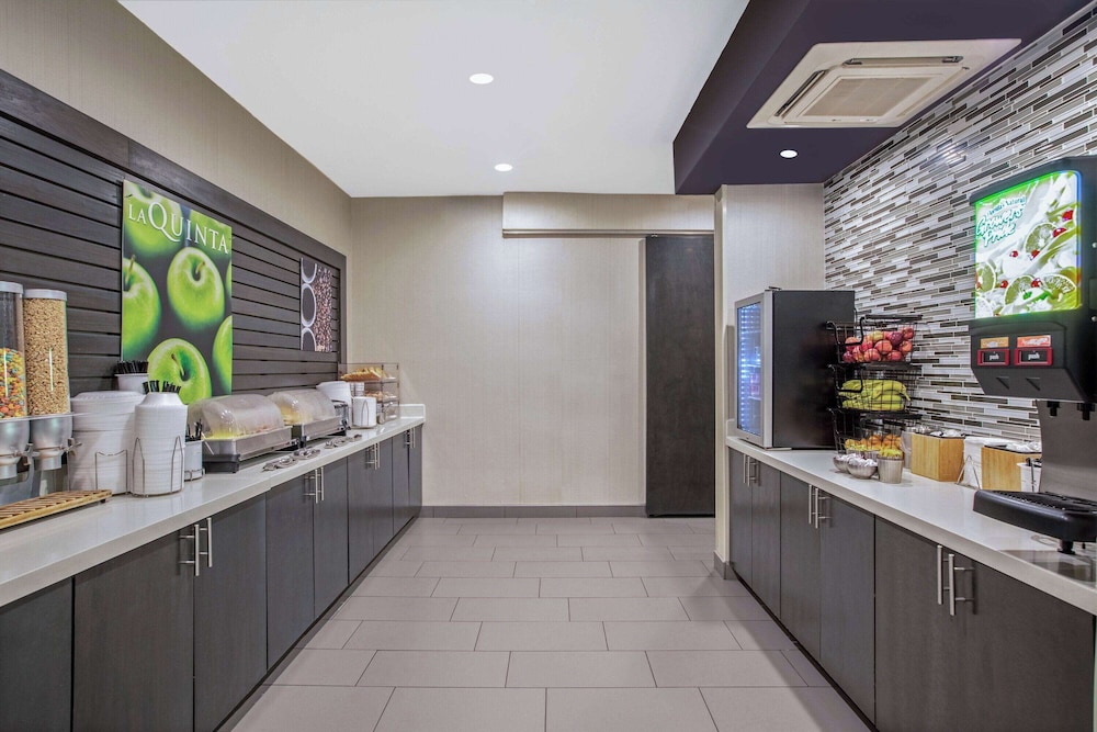 La Quinta Inn & Suites by Wyndham Fayetteville 12/59
