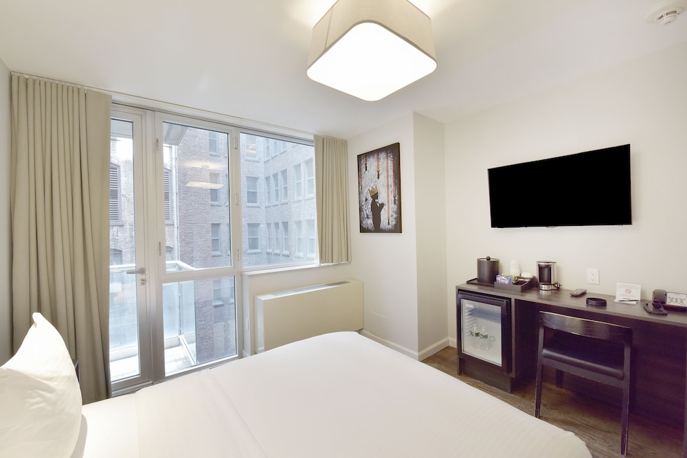 Hotel 32 32 65/78