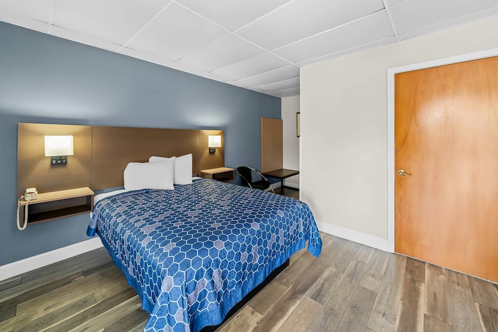 Rodeway Inn Somerset MA 16/57