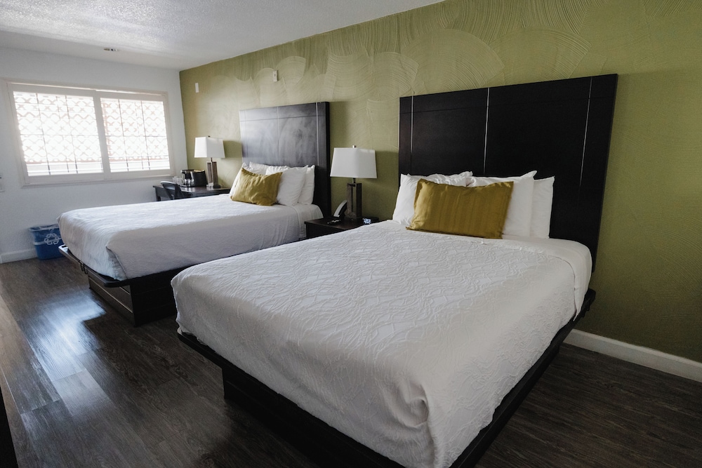 DELUXE, 2 QUEEN BEDS
